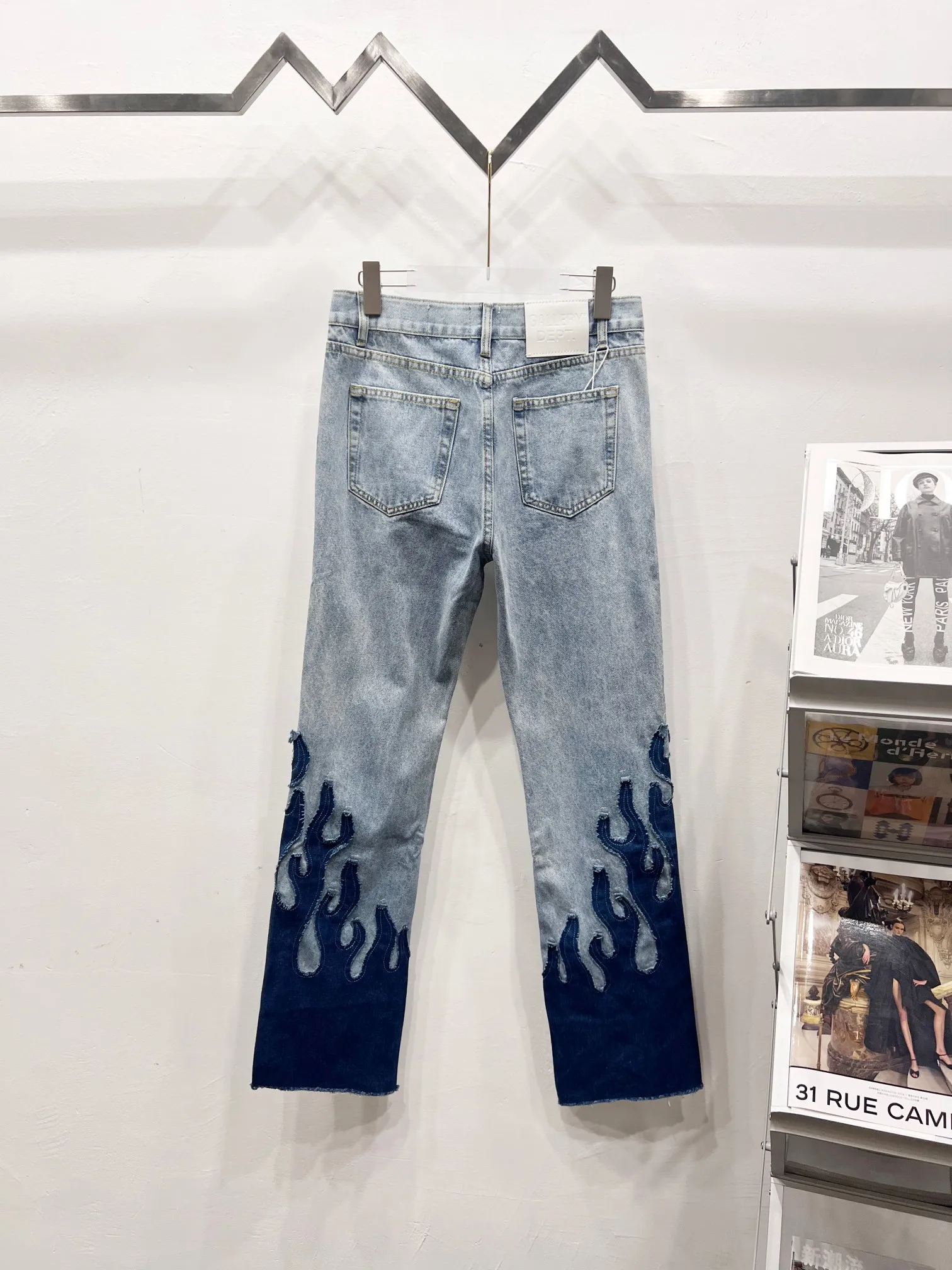 P250 Style number: (c077) GALLERY DEPT. Denim splicing flame🔥flare pants washed and distressed spliced jeans -Original purchase and pattern making to truly restore the ultimate vintage texture -Original hardware accessories, washed and other elevators, QR code analysis are all purchased from the original factory, high degree of restoration, welcome to compare with a certain product ~ -Three-dimensional version Loose and comfortable, not picky about the figure, taller and slimmer, factory Seiko, original factory quality control, same style for men and women, can be matched with couples Versatile recommendation: must-have jeans for all seasons Color: blue Size: S-XXL (28-36)